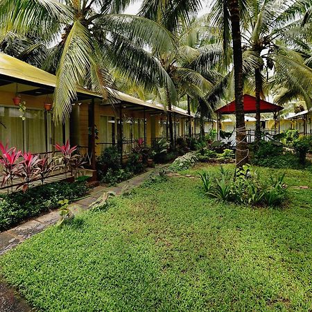 Collection O Retreat Morjim Resort Bagian luar foto